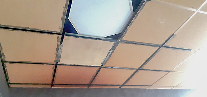 faux plafond rénové avec dalles grises et dalles led avant